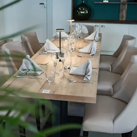 Logis Hotel-restaurant Domaine De Montecristo Et L'evasion Dantes Bourguignons